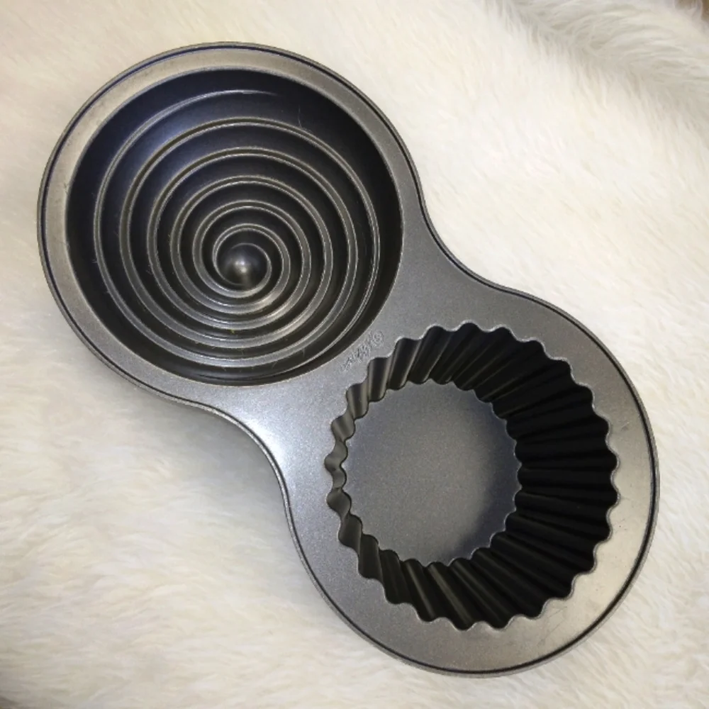 BAKING PAN Wilton Giant Cupcake Pan, good used condition